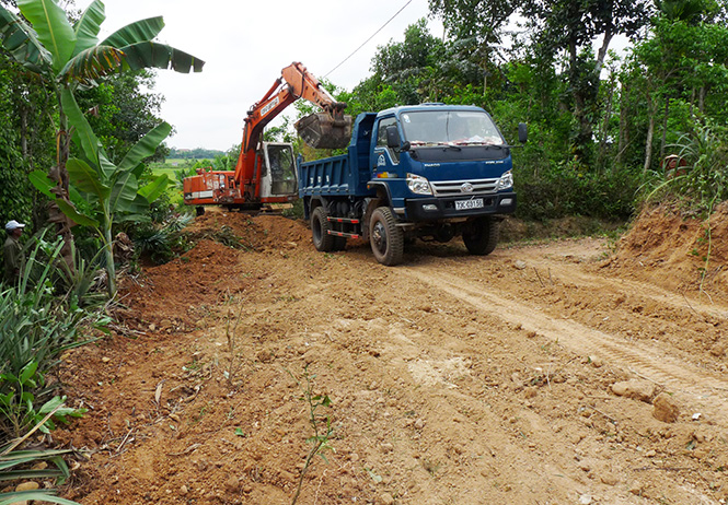 Xã Quảng Lưu (Quảng Trạch) làm đường giao thông nông thôn. Ảnh: T.H