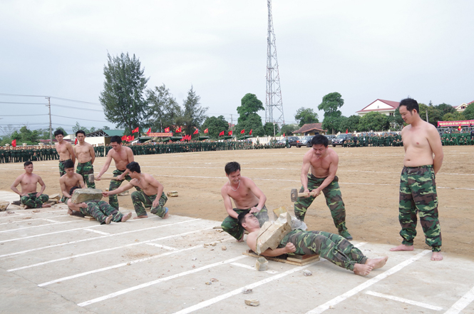 Cán bộ, chiến sĩ Bộ đội Biên phòng biểu diễn khí công.