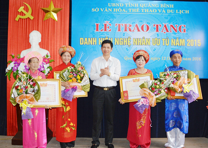 Trao tặng danh hiệu Nghệ nhân ưu tú năm 2015 cho các nghệ nhân.