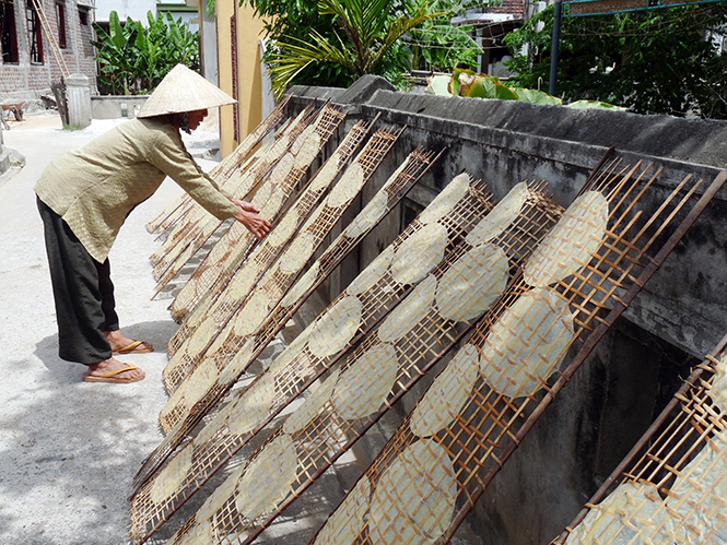 Phơi bánh mè xát ở làng Tân An. Ảnh: T.H