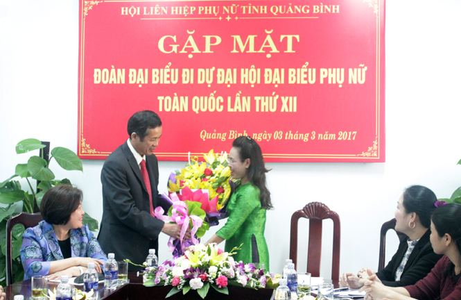  Đồng chí Trần Công Thuật, Phó Bí thư Thường trực Tỉnh ủy, Trưởng đoàn đại biểu Quốc hội tỉnh tặng hoa chúc mừng đoàn đại biểu tỉnh ta tham dự Đại hội đại biểu phụ nữ toàn quốc lần thứ XII