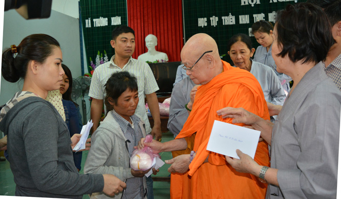 Sư ông Thượng Nhật Hạ Thiện cùng các phật tử Chùa Kiều Đàm trao hỗ trợ quà cho bà con xã Trường Xuân.