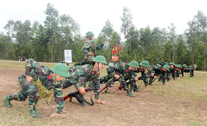 Chiến sỹ Trung đội 3, Đại đội 5, Tiểu đoàn 1, Trung đoàn 996 thực hành huấn luyện.