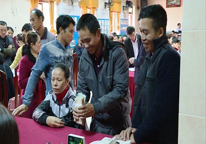 Ngư dân xã Quảng Phú, Quảng Trạch nhận tiền bồi thường sự cố môi trường biển.