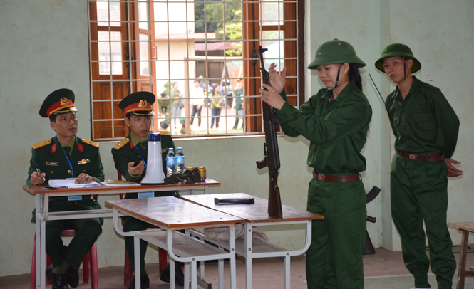 Tháo lắp súng Tiểu liên AK ban ngày.