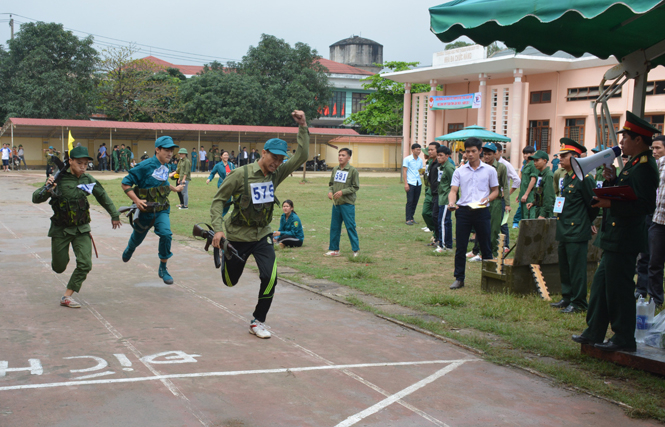 Chạy 800m vũ trang.