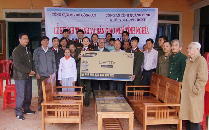 Gia đình ông Đặng Văn Chiếm vui mừng đón nhận món quà của CBCS Công an tỉnh trao tặng.