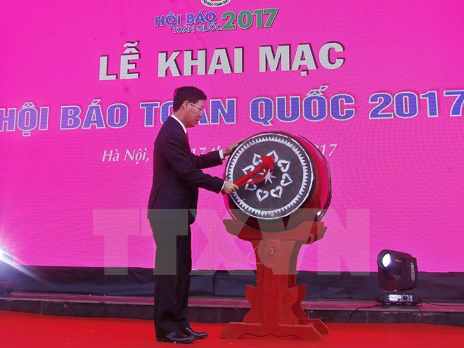  Trưởng Ban Tuyên giáo Trung ương Võ Văn Thưởng đánh trống khai mạc Hội báo toàn quốc 2017. (Ảnh:: Thùy Dương/TTXVN)