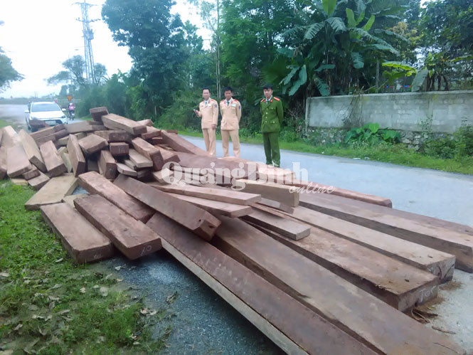 Số gỗ lậu do lái xe liều lĩnh đổ ra đường, gây cản trở giao thông và làm hư hỏng một số tuyến điện thắp sáng của người dân.