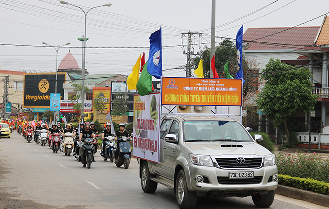 Đông đảo cán bộ, công nhân, đoàn viên thanh niên Công ty Điện lực Quảng Bình ra quân tuyên truyền hưởng ứng chiến dịch Giờ Trái đất và tiết kiệm điện năm 2017.