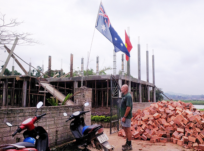 Công trình phòng học tránh lũ đang được khẩn trương thi công.
