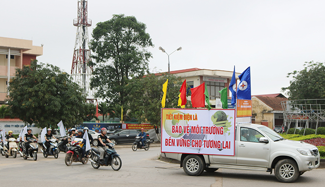  Cán bộ, công nhân, đoàn viên thanh niên Công ty Điện lực Quảng Bình ra quân tuyên truyền tiết kiệm điện và hưởng ứng chiến dịch Giờ trái đất năm 2017.