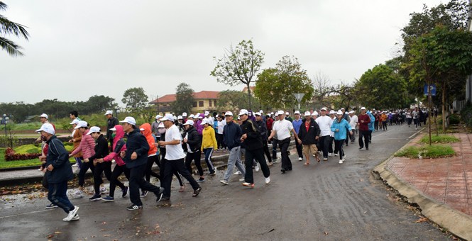 Người dân tham gia chạy đồng hành hưởng ứng “Ngày chạy Olympic vì sức khỏe toàn dân”.