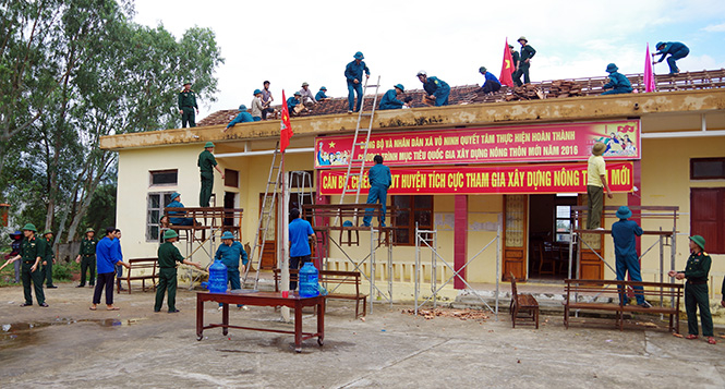 LLVT huyện Quảng Ninh phối hợp với các tổ chức đoàn thể xã Võ Ninh tu sửa, nâng cấp công trình nhà văn hóa thôn Trúc Ly.