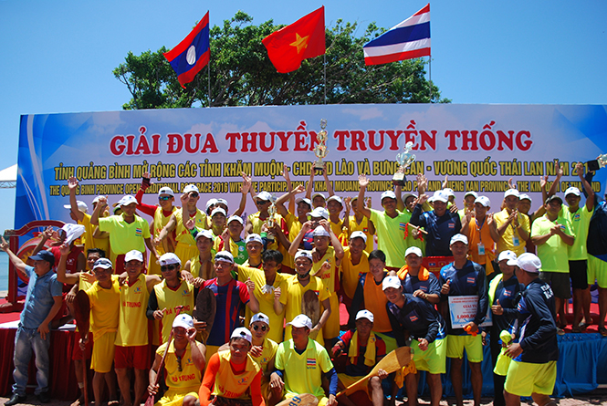 Giải đua thuyền truyền thống toàn tỉnh mở rộng 2016 - một giải thể thao mang tính xã hội hóa cao.