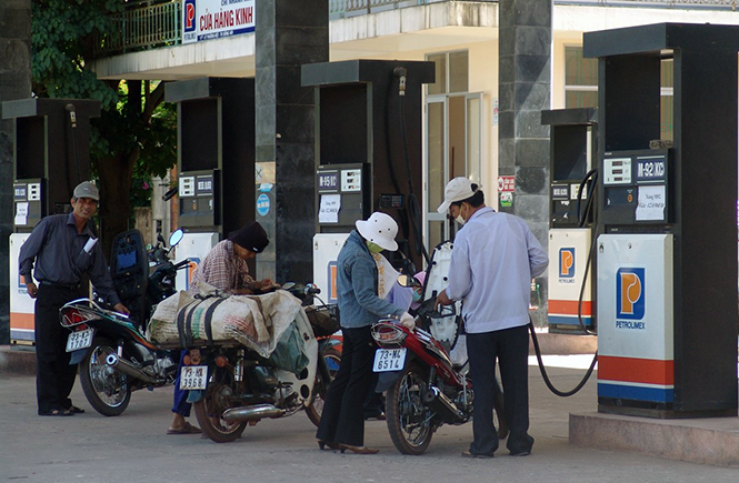 Các cơ sở xăng dầu đều thực hiện nghiêm túc dán tem niêm phong đồng hồ đo đếm xăng dầu.