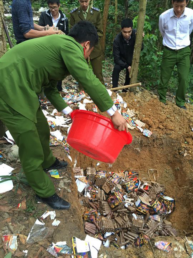 Công an Tuyên Hóa đang tiến hành tiêu hủy pháo lậu.