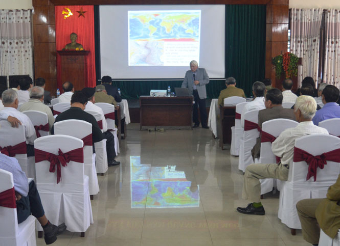 PGS.TS Nguyễn Chu Hồi, Nguyên Phó Tổng cục trưởng Tổng cục Biển và Hải đảo Việt Nam trình bày vị trí và tiềm năng của biển đảo Việt Nam trong sự nghiệp phát triển và bảo vệ tổ quốc.