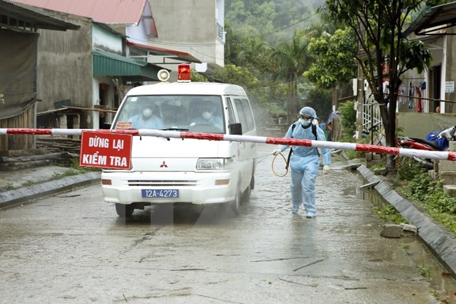 Diễn tập vệ sinh, khử trùng, tiêu độc tại chốt kiểm dịch động vật khu vực biên giới Lạng Sơn. (Ảnh: Dương Ngọc/TTXVN)