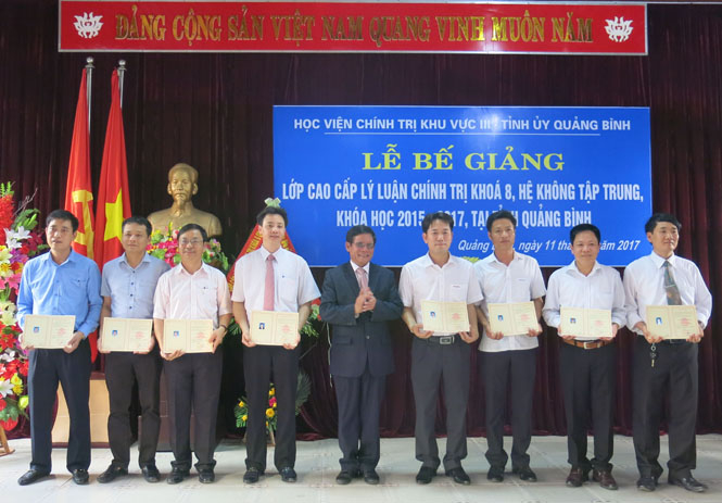 Trao bằng tốt nghiệp cho các học viên