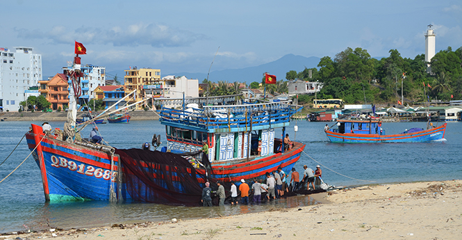 Ngư dân chuẩn bị ra khơi.