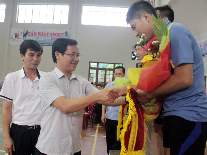 Ban tổ chức trao giải nhất, nhì, ba cho toàn đội cầu lông