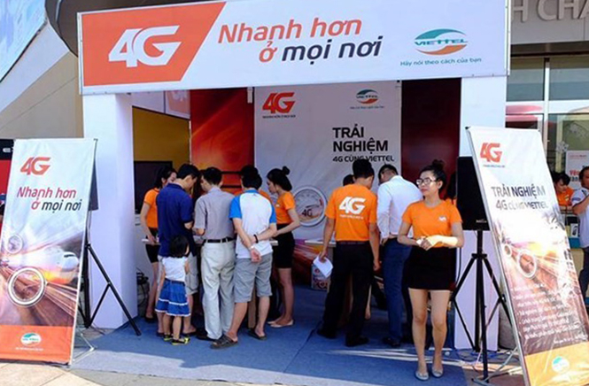 Khách hàng đang thực hiện đổi sim 4G Viettel miễn phí.