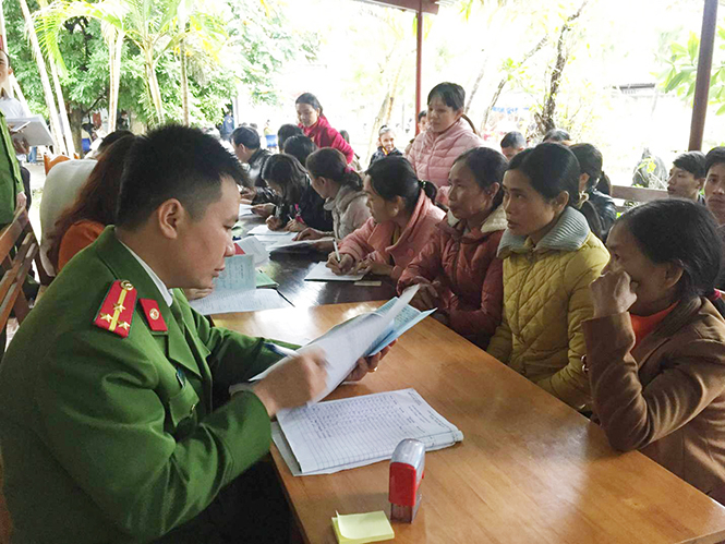 CBCS tiếp dân tận tình hướng dẫn các thủ tục làm căn cước công dân và trả lời các thắc mắc về thủ tục hành chính.