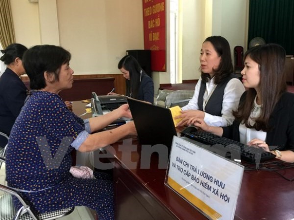  Chi trả lương hưu cho người lao động. (Ảnh minh họa: PV/Vietnam+)