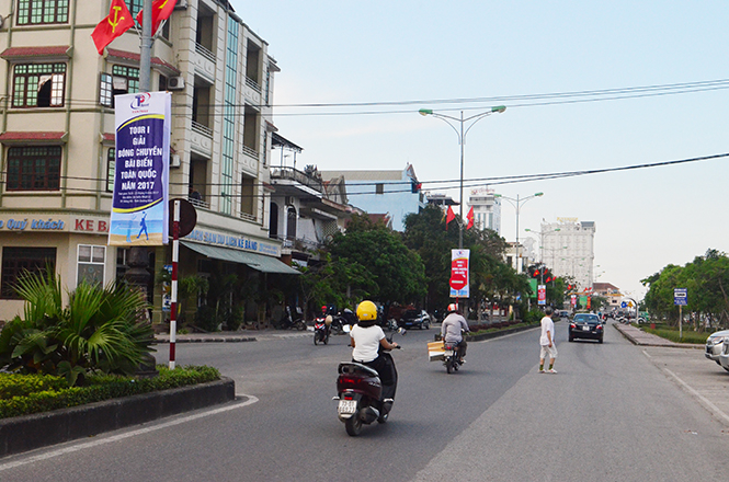 Băng rôn, khẩu hiệu quảng cáo cho Tour I Giải bóng chuyền bãi biển toàn quốc năm 2017 đã được treo trên các trục đường chính tại thành phố Đồng Hới.