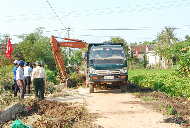 Người dân Cam Thủy giải phóng mặt bằng làm đường giao thông, nông thôn.