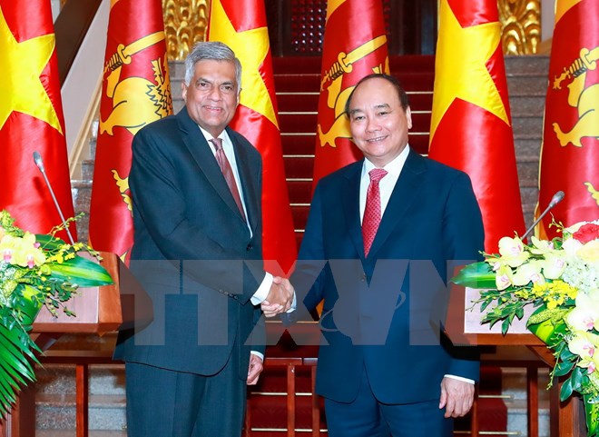 Thủ tướng Nguyễn Xuân Phúc và Thủ tướng Sri Lanka Ranil Wickremesinghe gặp gỡ phóng viên báo chí sau hội đàm và lễ ký kết. (Ảnh: Thống Nhất/TTXVN)