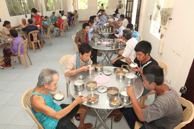 Bữa ăn của những người không nơi nương tựa tại Trung tâm nuôi dưỡng và cung cấp dịch vụ công tác xã hội tỉnh Thừa Thiên-Huế. (Ảnh: Anh Tuấn/TTXVN)
