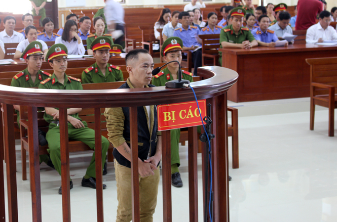 Bị cáo Nguyễn Văn Nam trước vành móng ngựa.