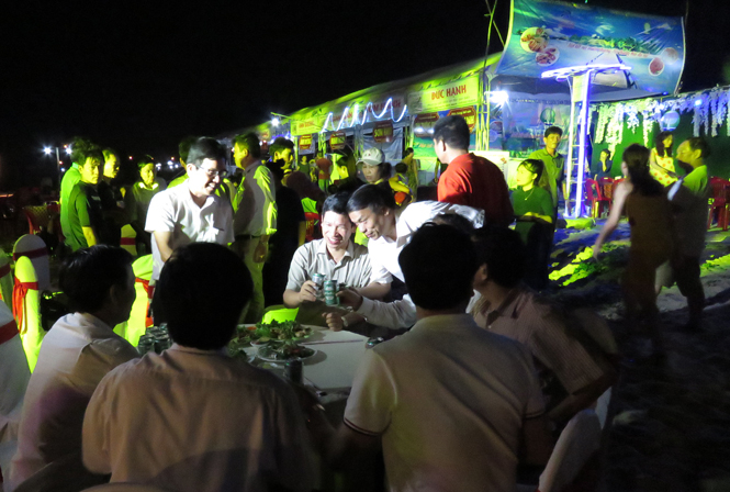 Đại diện lãnh đạo các sở, ban, ngành cấp tỉnh, thành phố Đồng Hới tham dự “Liên hoan ẩm thực biển 2017” cùng du khách thập phương.