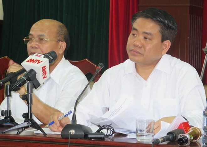 Chủ tịch UBND thành phố Hà Nội Nguyễn Đức Chung đối thoại với người dân Đồng Tâm. (Ảnh: Nguyễn Văn Cảnh/Vietnam+)