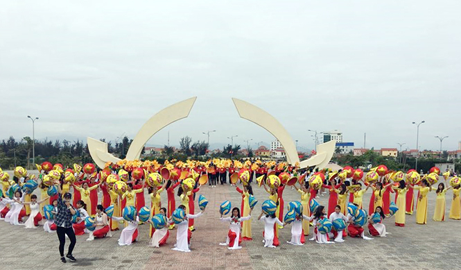 Các diễn viên và nghệ nhân tham gia tập luyện cho Tuần văn hóa-du lịch Đồng Hới năm 2017.