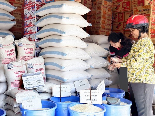 Ảnh minh họa: Cửa hàng bán gạo bình ổn giá của Công ty Lương thực Hồ Chí Minh tại huyện Bình Chánh. (Nguồn: Đình Huệ/TTXVN)