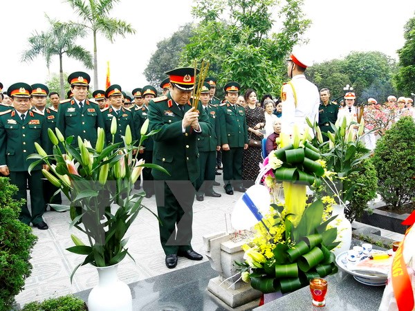 Đại tướng Ngô Xuân Lịch, Ủy viên Bộ Chính trị, Phó Bí thư Quân ủy Trung ương, Bộ trưởng Bộ Quốc phòng dâng hương tưởng niệm tại phần mộ Đại tướng Văn Tiến Dũng. (Ảnh: An Đăng/TTXVN)