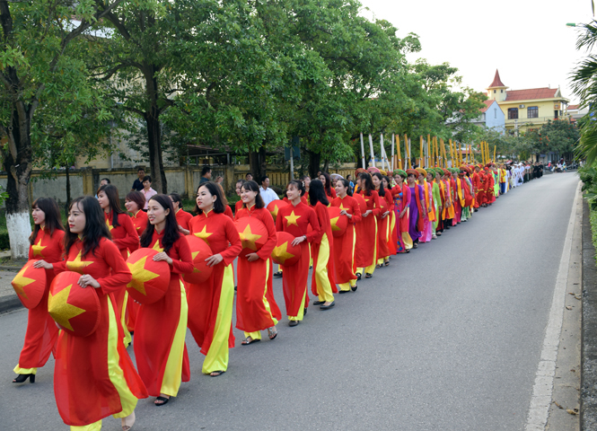 Đoàn diễu hành đường phố trên đường Nguyễn Du