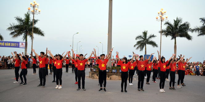 Một tiết mục đồng diễn của các học sinh tại điểm dừng đầu cầu Nhật Lệ