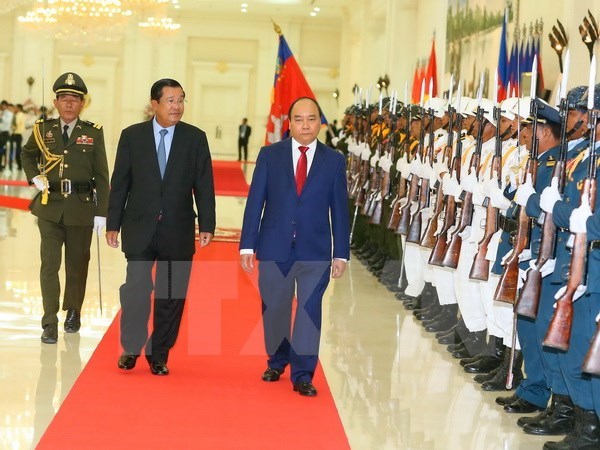 Thủ tướng Nguyễn Xuân Phúc và Thủ tướng Samdech Techo Hun Sen duyệt Đội danh dự. (Ảnh: Thống Nhất/TTXVN)