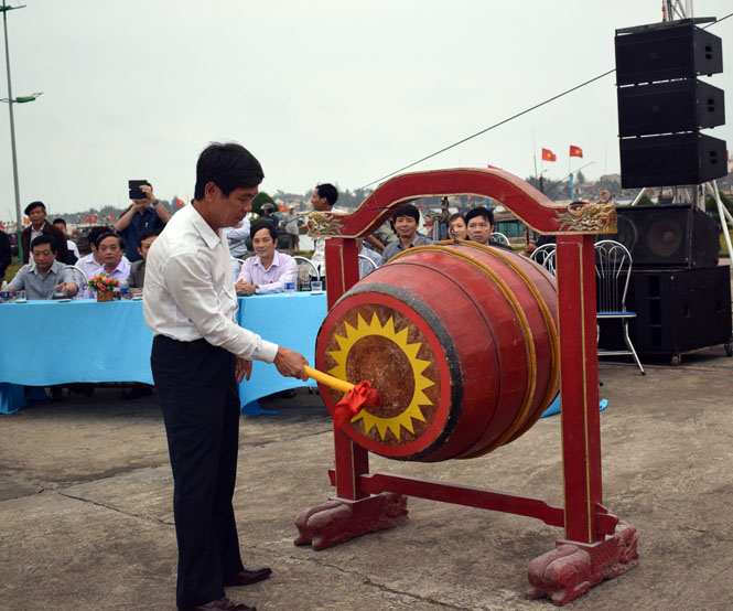 Đồng chí Lê Văn Phúc, Ủy viên Thường vụ Tỉnh ủy, Bí thư Thành ủy Đồng Hới đánh trống khai mạc lễ hội Bài chòi.