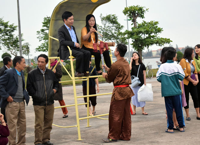 Các chòi rút bài để bắt đầu chơi bài chòi