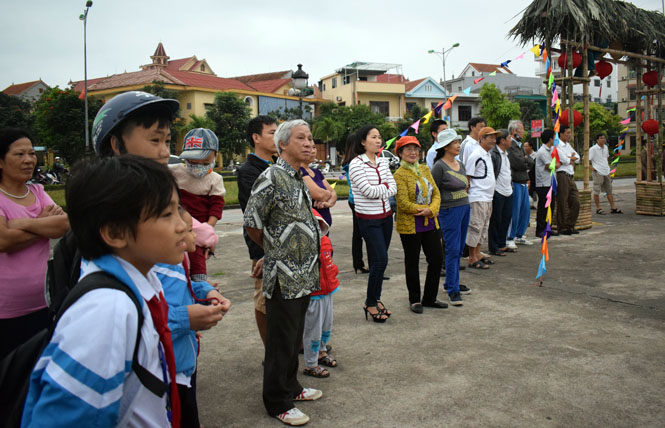 Lễ hội bài chòi thu hút người dân đến xem và tham gia trò chơi dân gian này