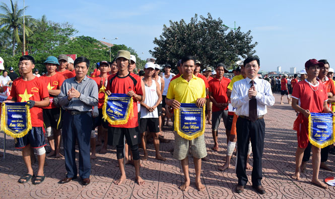  Đại diện lãnh đạo UBND TP. Đồng Hới trao cờ lưu niệm cho các đội thuyền tham gia.