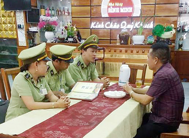 Lực lượng chức năng kiểm tra việc niêm yết bán đúng giá tại nhà hàng Bình Minh (TP.Đồng Hới).