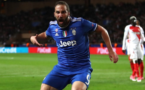  Higuain tỏa sáng rực rỡ với một cú đúp. (Ảnh: Reuters)