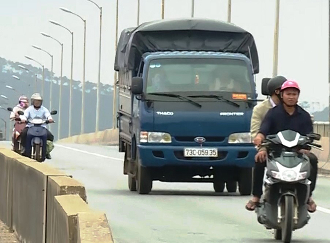  Cầu Gianh trở nên chật hẹp khi Quốc lộ 1 được nâng cấp, mở rộng.