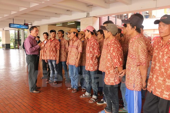   Ngư dân được trao trả tại sân bay quốc tế Soekarno Hatta (áo đồng màu).( Ảnh: Đỗ Quyên/Vietnam+)